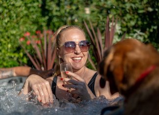 Wanna jacuzzi ogrodowa w stylu slow living – dlaczego relaks na świeżym powietrzu staje się nowym luksusem? wanna jacuzzi ogrodowa 1.jpg