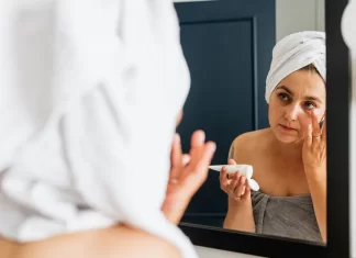 Skuteczne sposoby redukcji cieni i worków pod oczami: pielęgnacja i zabiegi wspomagające 318-jak-zredukowac-cienie-i-worki-pod-oczami.webp