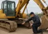 Koparka gąsienicowa klasy 20 ton — co sprawdzić przed zakupem używanej mechanik sprawdza używaną koparkę gąsienicową klasy 20 ton